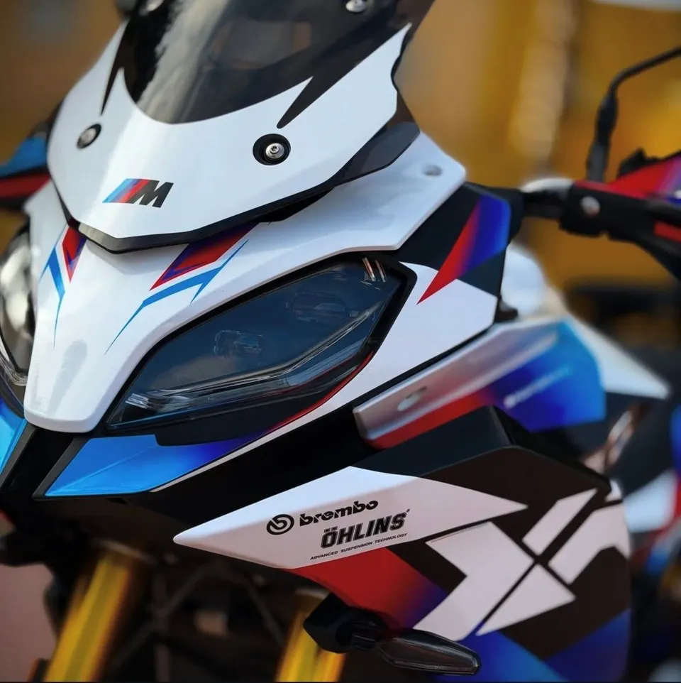 Vinilado de BMW F900 XR colores factory closeup